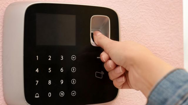 Vingerafdruk Of Gezichtsherkenning Als Toegangscontrole Op Werk Sheeo